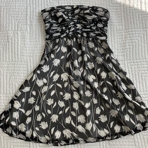 ⭐️ Strapless black midi dress with white tulips ⭐️